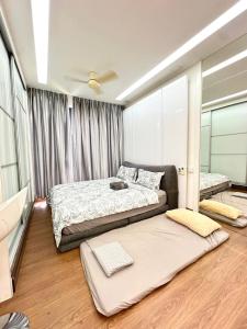 Krevet ili kreveti u jedinici u okviru objekta SilkSky Homesuit -3 Pax, Near The Mines, Free Car Park, 200mbps WIFI, Netflix +16 fotografija