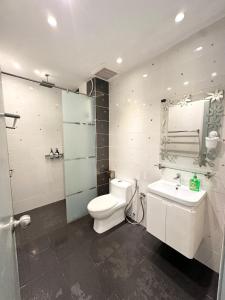 Kupatilo u objektu SilkSky Homesuit -3 Pax, Near The Mines, Free Car Park, 200mbps WIFI, Netflix