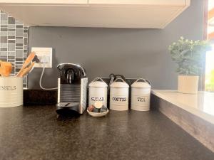 Příslušenství pro přípravu čaje a kávy v ubytování Stylish Apartment in Onrus- 2km from Onrus beach