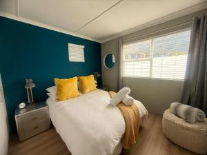 Postel nebo postele na pokoji v ubytování Stylish Apartment in Onrus- 2km from Onrus beach