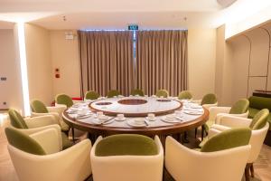 a conference room with a table and chairs at CHENG SHUANG PHOENIX HOTEl凤凰成双酒店 in Kon Rung (1)