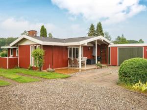 EgernsundにあるSpacious Retreat in Rendbjerg-By Traumの赤い家 ポーチ付