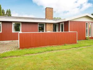 EgernsundにあるSpacious Retreat in Rendbjerg-By Traumの家の前の赤い柵 +13枚の写真