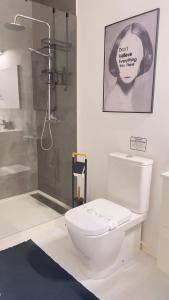 ein weißes Badezimmer mit Toilette und Dusche in der Unterkunft RETIRO Da CALHETA in Estreito da Calheta