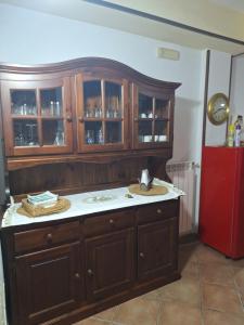 une cuisine avec des armoires en bois et un comptoir blanc dans l'établissement Casa Giulia, à Monopoli 45 autres photos