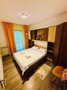 ヤシにあるOlive Apartament 3の部屋の中に大きなベッドがある寝室
