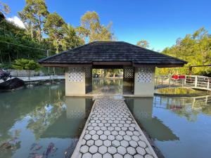 einem Pavillon inmitten eines Wasserkörpers in der Unterkunft Villa Airunika in Bandar Lampung