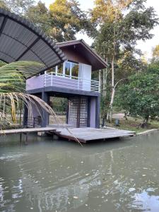 ein Haus auf einem Steg über einem Wasserkörper in der Unterkunft Villa Airunika in Bandar Lampung