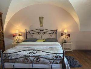 1 dormitorio con 1 cama en una habitación con arco en Le Rocher des Ducs, Appartement & Chambres, stations de ski à proximité, en Le Glaizil