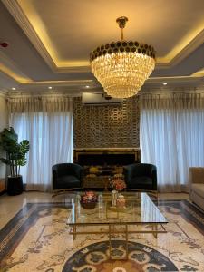 Gallery image of Luxury Villa with Swimming Pool and Private Cinema in Lahore +20 photos