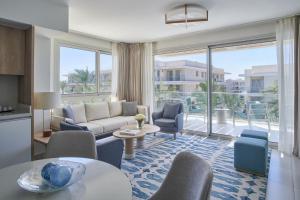 un salon avec un canapé et des chaises dans l'établissement Marassi Boutique Hotel-Vela Suites, à El Alamein