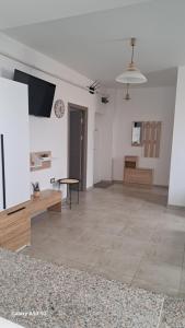 ママイア・ノルドにあるApartament zona Manara beachの広いリビングルーム(テーブル、テレビ付)