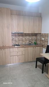 ママイア・ノルドにあるApartament zona Manara beachの木製のキャビネットとシンクを備えたキッチン