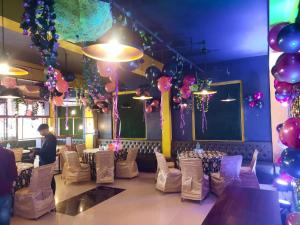 a room filled with tables and chairs with balloons at Hotel K D in Tūndla