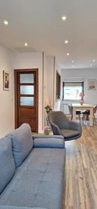 ein Wohnzimmer mit Sofa und Tisch in der Unterkunft El Rincón de Silvia in Villaviciosa