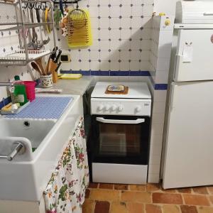 a kitchen with a white stove and a sink at Appartamento piano terra Villa Lanza in Casalbordino +11 photos