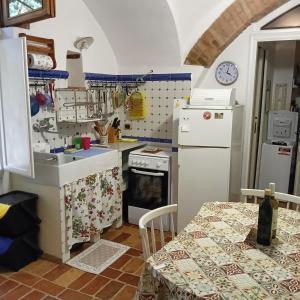 a small kitchen with a sink and a stove at Appartamento piano terra Villa Lanza in Casalbordino