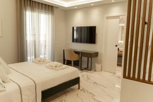 Μια τηλεόραση ή/και κέντρο ψυχαγωγίας στο Easter Suites Luxury - Signature Stays in Monopoli