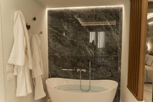 Ένα μπάνιο στο Easter Suites Luxury - Signature Stays in Monopoli +95 φωτογραφίες