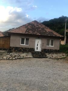 una casa con una puerta blanca y una piedra en Caraiman House, en Sighişoara