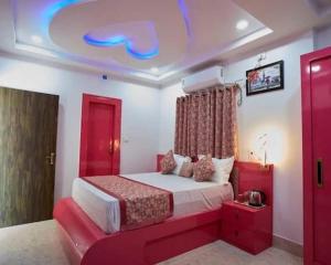 Postel nebo postele na pokoji v ubytování Hotel rr grand 2