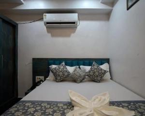 Postel nebo postele na pokoji v ubytování Hotel rr grand 2