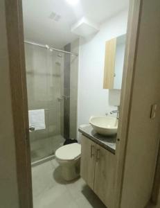 a bathroom with a toilet and a sink and a shower at Arboleda Real Hospedaje in Armenia +18 photos