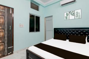 Ένα ή περισσότερα κρεβάτια σε δωμάτιο στο Hotel O Kamla Guest House +20 φωτογραφίες