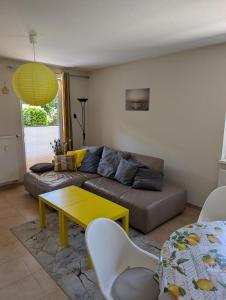 a living room with a couch and a yellow table at Ferienwohnung in Boltenhagen in Boltenhagen
