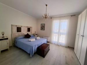 Ένα ή περισσότερα κρεβάτια σε δωμάτιο στο HOLYDAY HOUSES Il CARRUBO