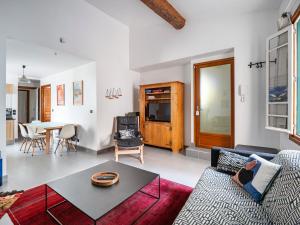 a living room with a couch and a table at Appartement à 100m de la plage dans le quartier historique in Collioure