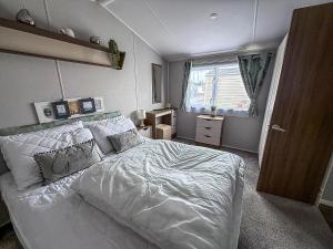 Postel nebo postele na pokoji v ubytování Luxury Caravan With Decking And Wifi At Haven Golden Sands Ref 63069Rc + 12 fotografií
