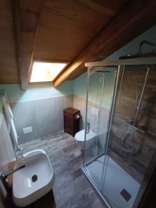 Et badeværelse på Duno Country Cottage