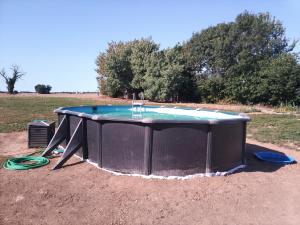 un tavolo da ping pong in mezzo a un campo di Camping les Petites Roches a Corme-Royal