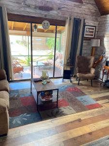 Galeriebild der Unterkunft Gingerbread Cozy Log Cabin with Beautiful Sunsets in Okeechobee