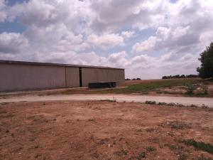 Un edificio in mezzo a un campo di terra di Camping les Petites Roches a Corme-Royal Altre 9 foto