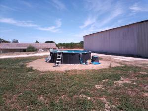 un tavolo blu con una scala in un cortile di Camping les Petites Roches a Corme-Royal