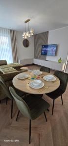 Un televizor și/sau centru de divertisment la Apartament MIRAGE NOWA DZIELNICA