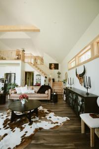 Χώρος καθιστικού στο Narrowsburg Modern Chalet with Pond Fire Pit