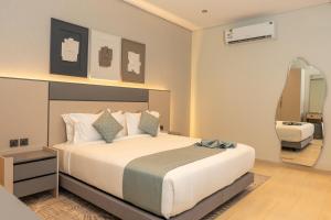 メディナにあるلفيف ريزيدنس - Lafif Residenceの大きな白いベッドと鏡のある寝室