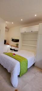 Un dormitorio con una cama grande con una manta verde. en Studio port santa lucia, en Saint-Raphaël