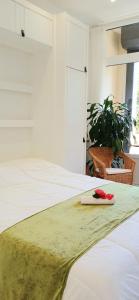 Un dormitorio con una cama con una toalla encima. en Studio port santa lucia, en Saint-Raphaël 36 fotos más