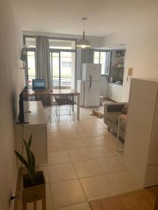 a kitchen and living room with a large tile floor at Departamento céntrico in Rosario
