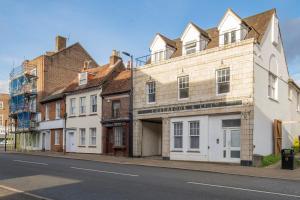 an old building on the side of a street at Eastons 1 Bedroom Apartment with Sofa Bed in High Wycombe