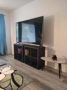 Μια τηλεόραση ή/και κέντρο ψυχαγωγίας στο Upea remontoitu kaksio keskustassa