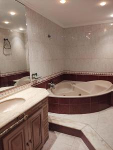 Un baño grande con bañera y lavabo. en fully-equipped luxury penthouse, en Almácera 23 fotos más
