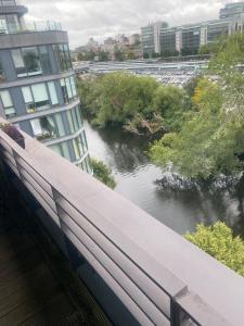 Fotografie z fotogalerie ubytování Stylish rooftop apartment River Liffey view v destinaci Dublin + 14 fotografií