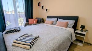 Katil atau katil-katil dalam bilik di Elegant studio - 100 m from Smokinya Beach by Flat Mаnager +22 gambar