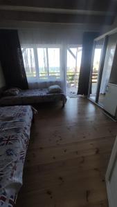 Un dormitorio con dos camas y suelo de madera. en Family, en Chornomorsk