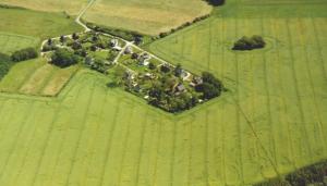 Luftansicht eines Betriebs auf einem Feld in der Unterkunft MaRa-Ferienhaus in Dranske